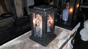 Лампада из гранита со свечой в ночи