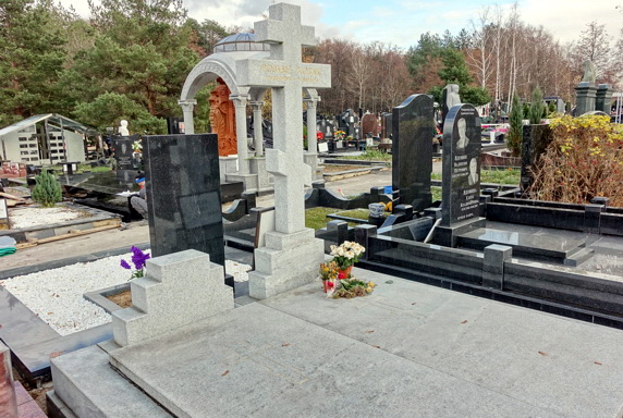 Памятник в форме православного креста и пустой постамент